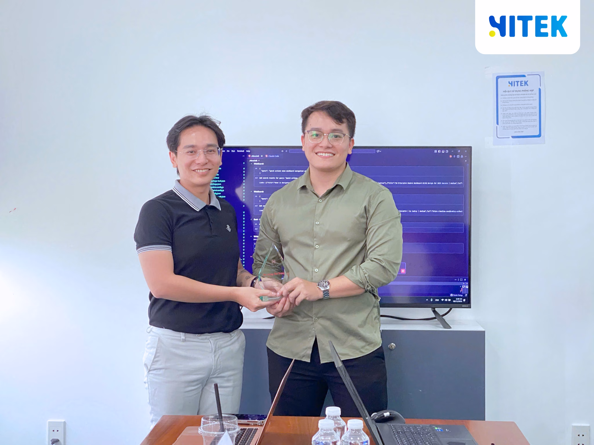 anh Trần Anh Khôi trao tặng kỷ niệm chương cho anh Lương Tấn Trung